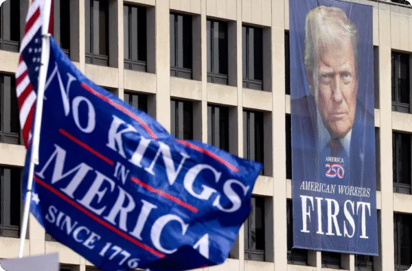美国50个州爆发了超过2600场“No Kings”抗议活动