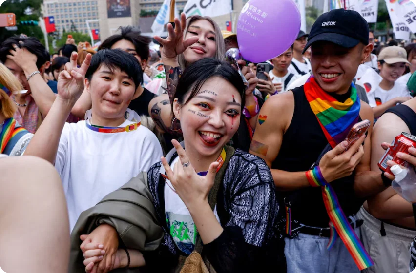 台湾东亚最大骄傲游行:15万人冒雨庆祝LGBTQ+平等 3 10月25日,台湾东亚最大骄傲游行